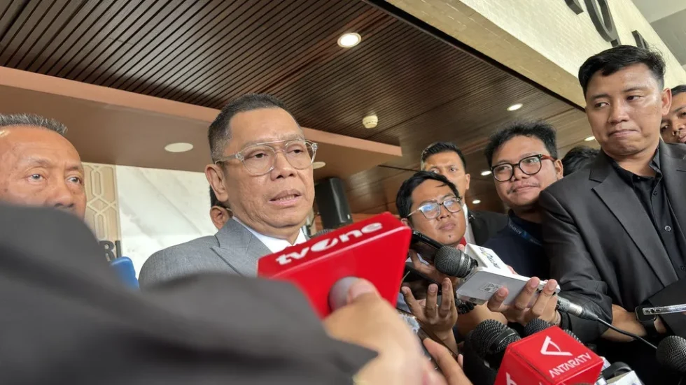 adies kadir jadi hakim mk